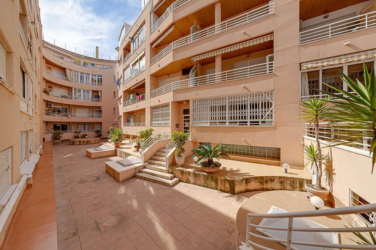 Cozy Appartment Torrevieja At Irina Esterno foto